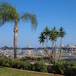 En la playa, camas de playa (con cargo), camastros y sombrillas