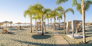 Plage, cabines (en supplément), chaises longues, parasols