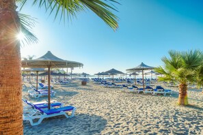Plage, cabines (en supplément), chaises longues, parasols