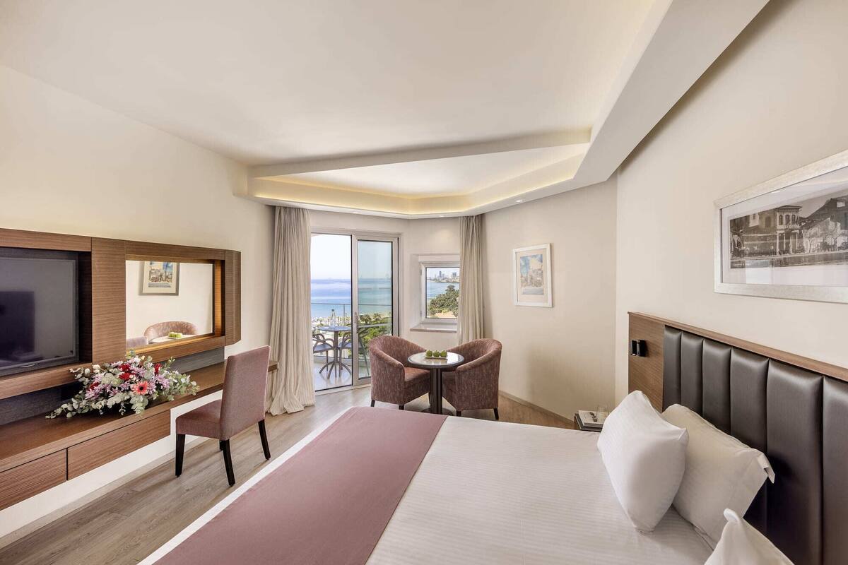 Sea View Room | 迷你吧、客房内保险箱、办公桌、遮光窗帘