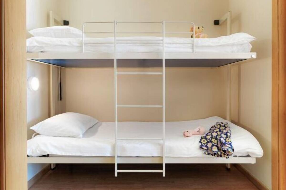 1 bilik tidur, bar mini, peti besi dalam bilik, meja