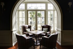 Pub, con vista al jardín, abre todos los días