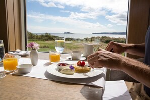 Petit-déjeuner complet (20.00 EUR par personne)