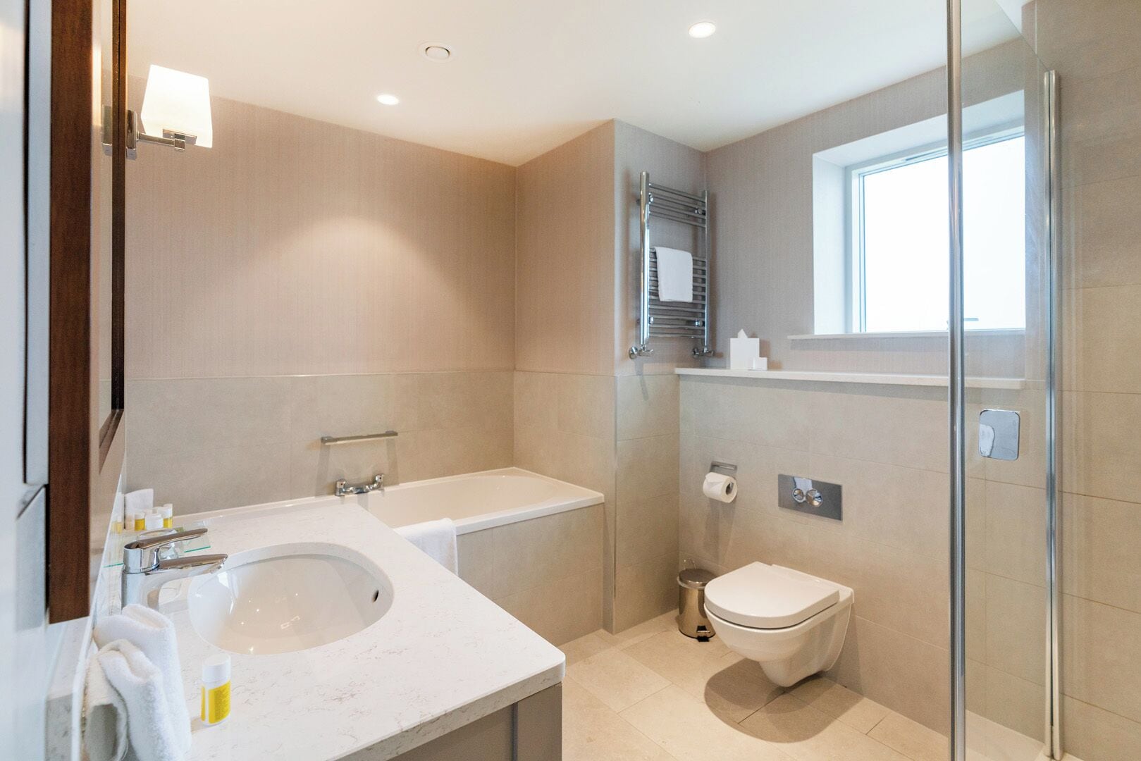Une salle de bain moderne avec une baignoire, un lavabo et des toilettes.
