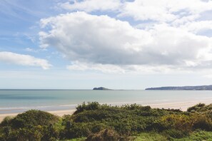 Di pantai dan pasir putih