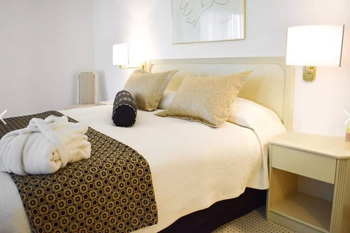 Residence Suite | Minibar, värdeförvaringsskåp på rummet och skrivbord
