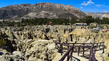 Un paisaje agreste con una plataforma de madera que domina un valle.