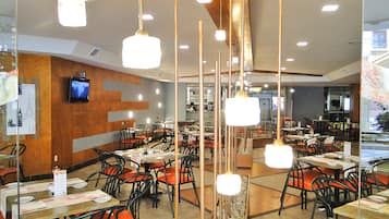 Petit déjeuner, déjeuner et dßner servis sur place