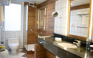 Kostenlose Toilettenartikel, Fußbodenheizung (Badezimmer), Handtücher