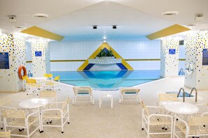 Una piscina cubierta