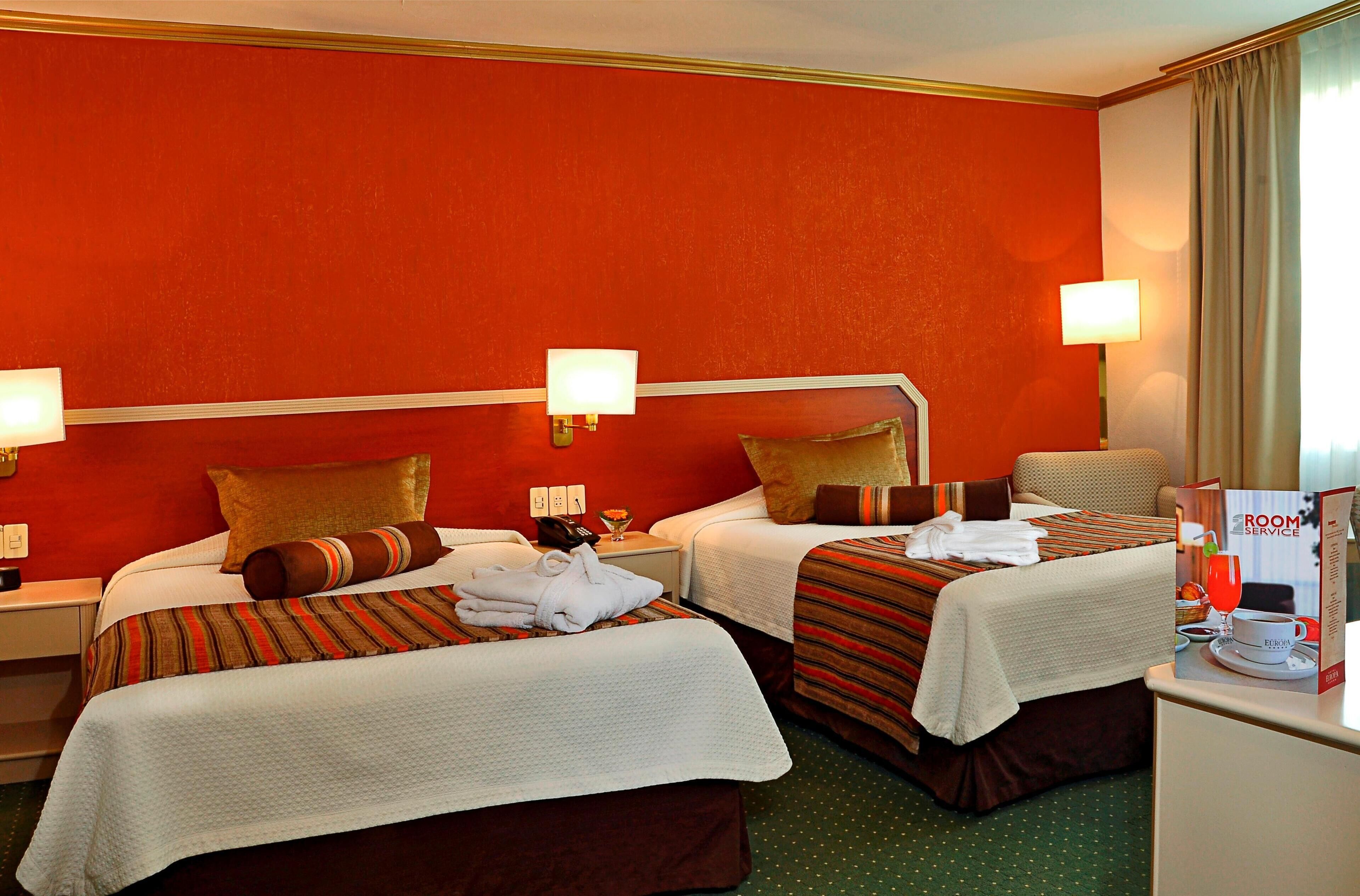 Minibar, coffres-forts dans les chambres, bureau