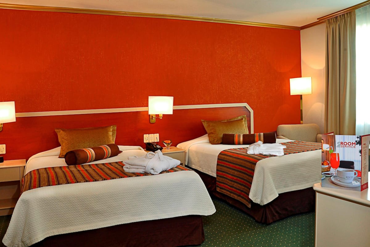 Minibar, coffres-forts dans les chambres, bureau