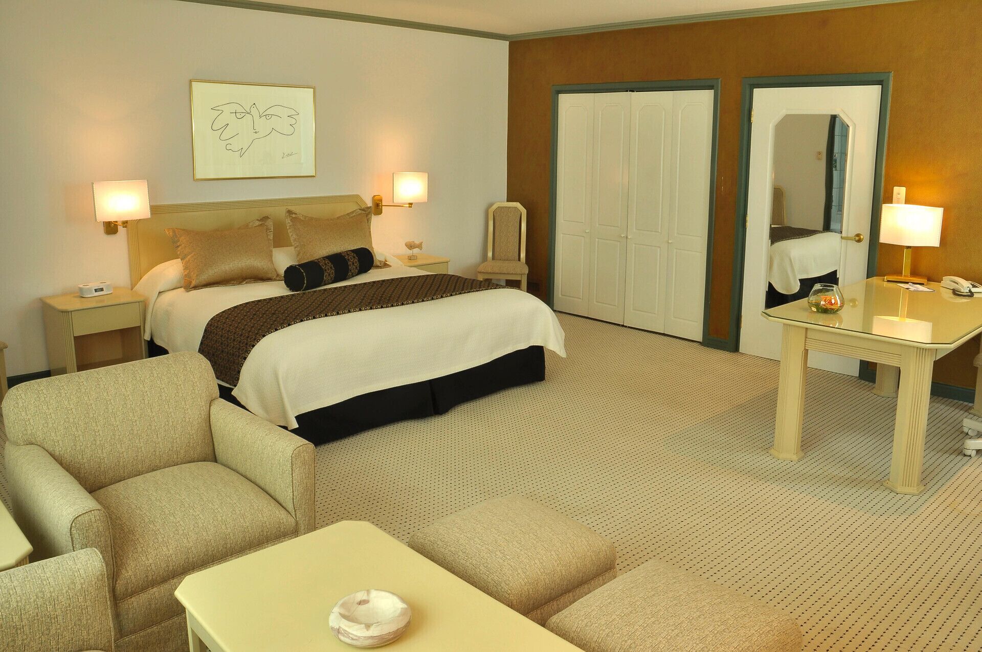 Minibar, coffre-fort, bureau