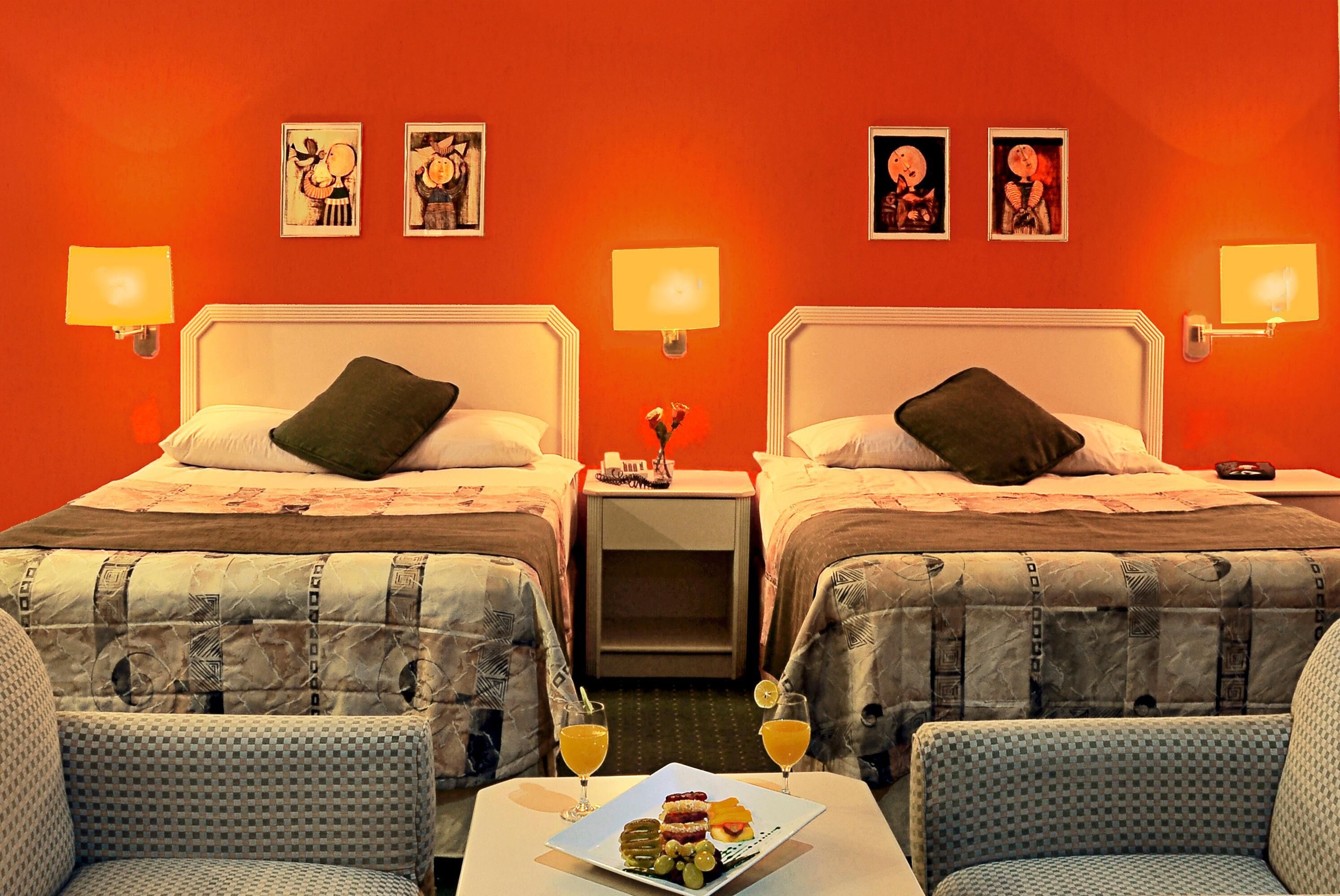 ميني بار وخزنة داخل الغرفة ومكتب ومساحة عمل للكمبيوتر المحمول