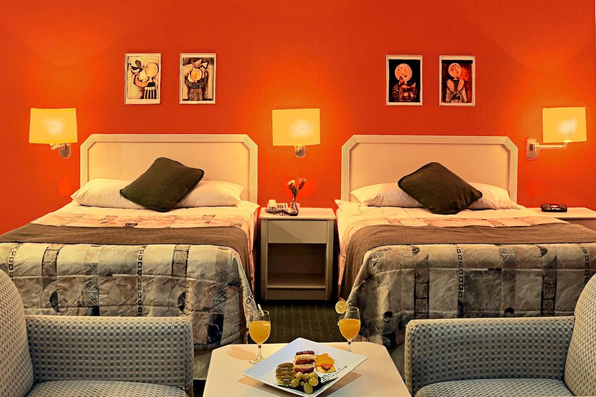 Een minibar, een kluis op de kamer, een bureau, een laptopwerkplek