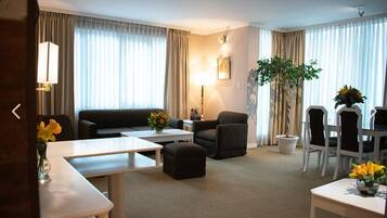 Tweepersoonskamer, voor 1 persoon | Woonkamer | Een 42-inch ledtelevisie met digitale zenders, televisie en vloerwarming