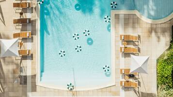 Hồ bơi trong nhà, hồ bơi ngoài trời phục vụ theo mùa