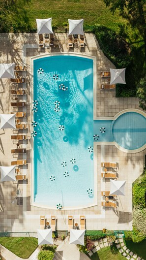 Indoor pool, seasonal outdoor pool, pool umbrellas, sun loungers - Hôtel Barrière Le Royal La Baule (La Baule-Escoublac)