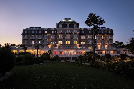 Fachada de la propiedad por la tarde o noche