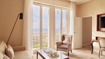 Deluxe-suite - 1 dobbeltseng - havudsigt | Opholdsområde | 97-centimeters fladskærms-tv med kabelkanaler, tv, betalingsfilm