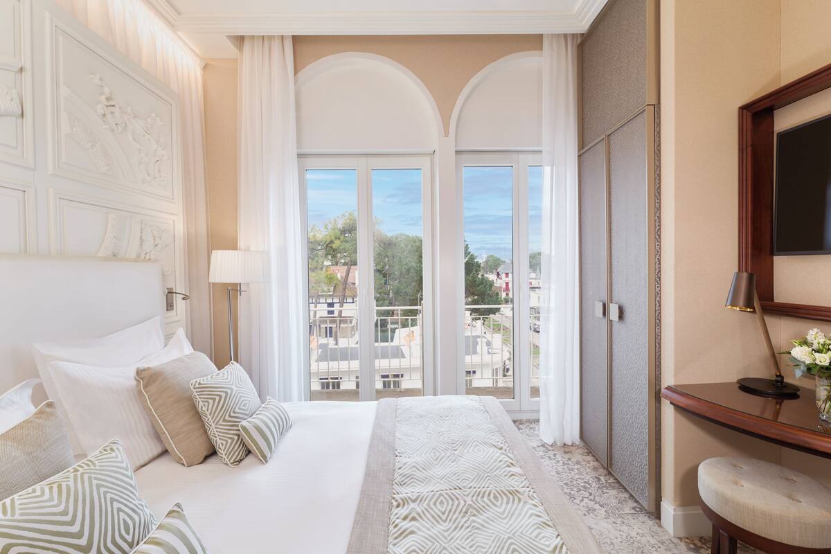 junior suite, 1 double bed, city view | minibar, in-room safe, desk, blackout curtains