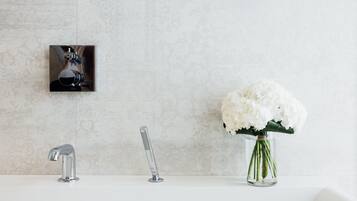 Amenidades de baño gratuitas, secadora de cabello, batas, pantuflas