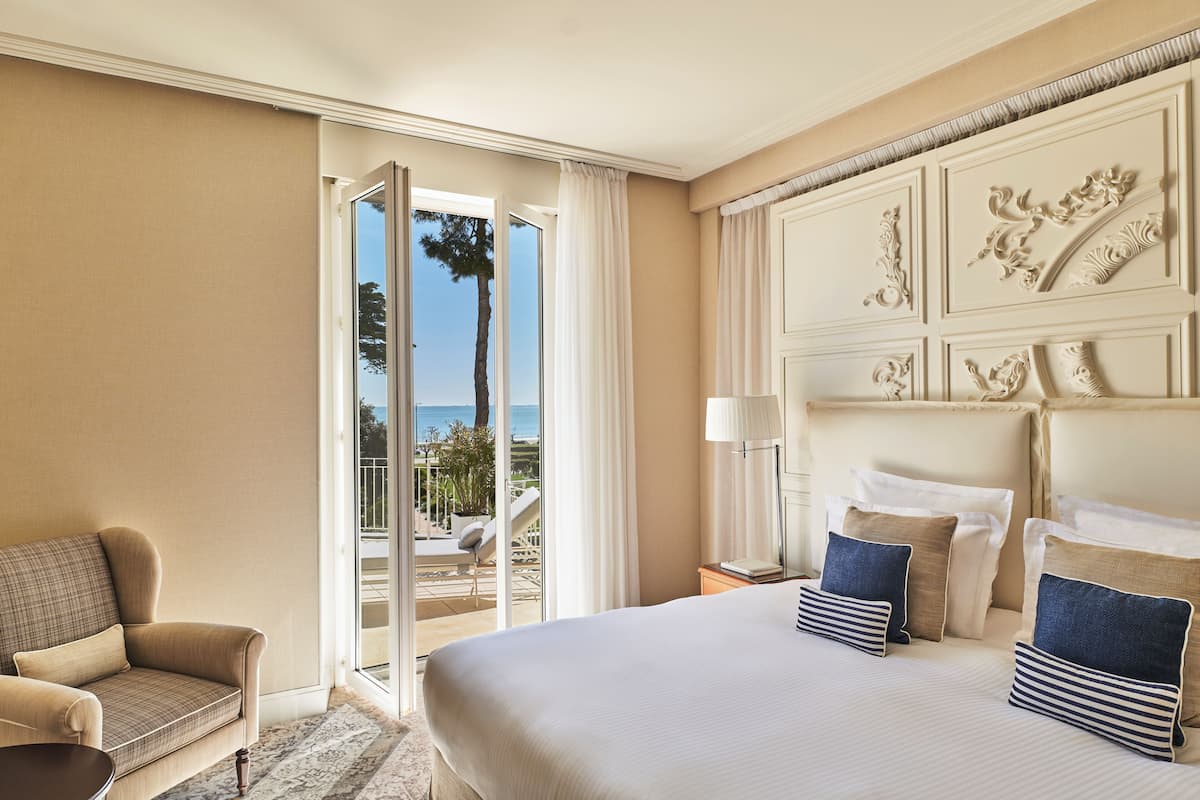 Minibar, coffres-forts dans les chambres, bureau, rideaux occultants