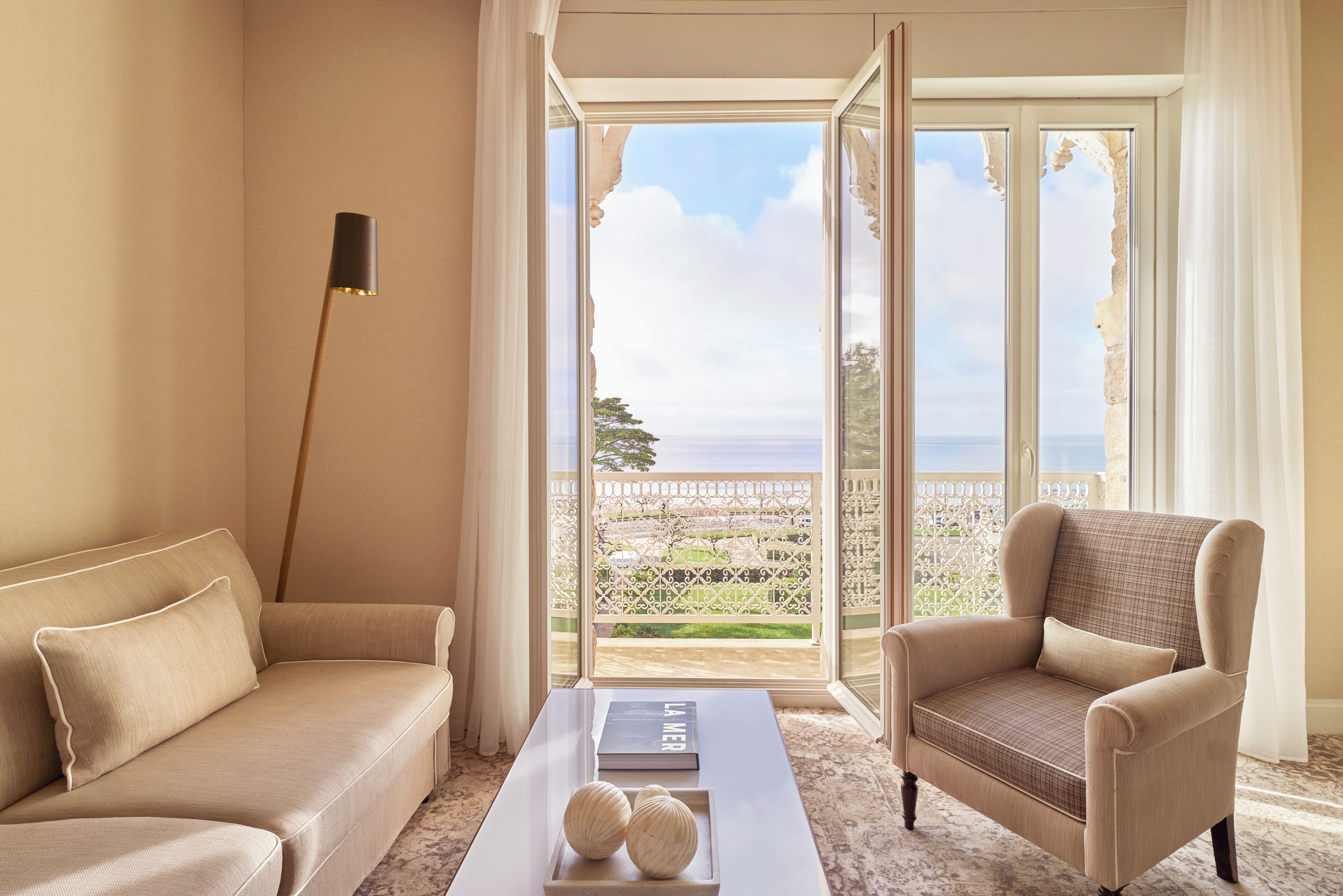 Suite Deluxe Mer | Coin séjour | Télévision à écran plat de 97 cm avec chaînes par câble, télévision