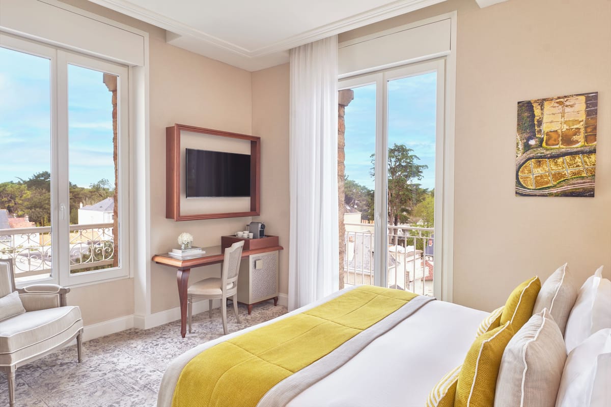 Deluxe Room | Minibar, in-room safe, desk, blackout drapes