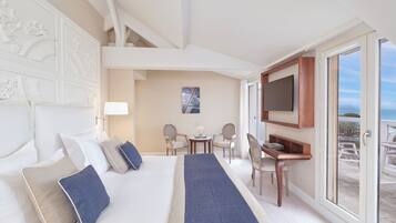 Juniorsvit - 1 dubbelsäng - havsutsikt | Minibar, värdeförvaringsskåp på rummet och skrivbord