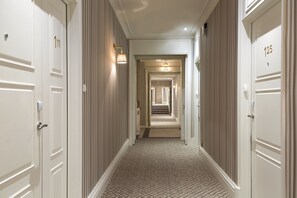 Minibar, coffres-forts dans les chambres, bureau, rideaux occultants