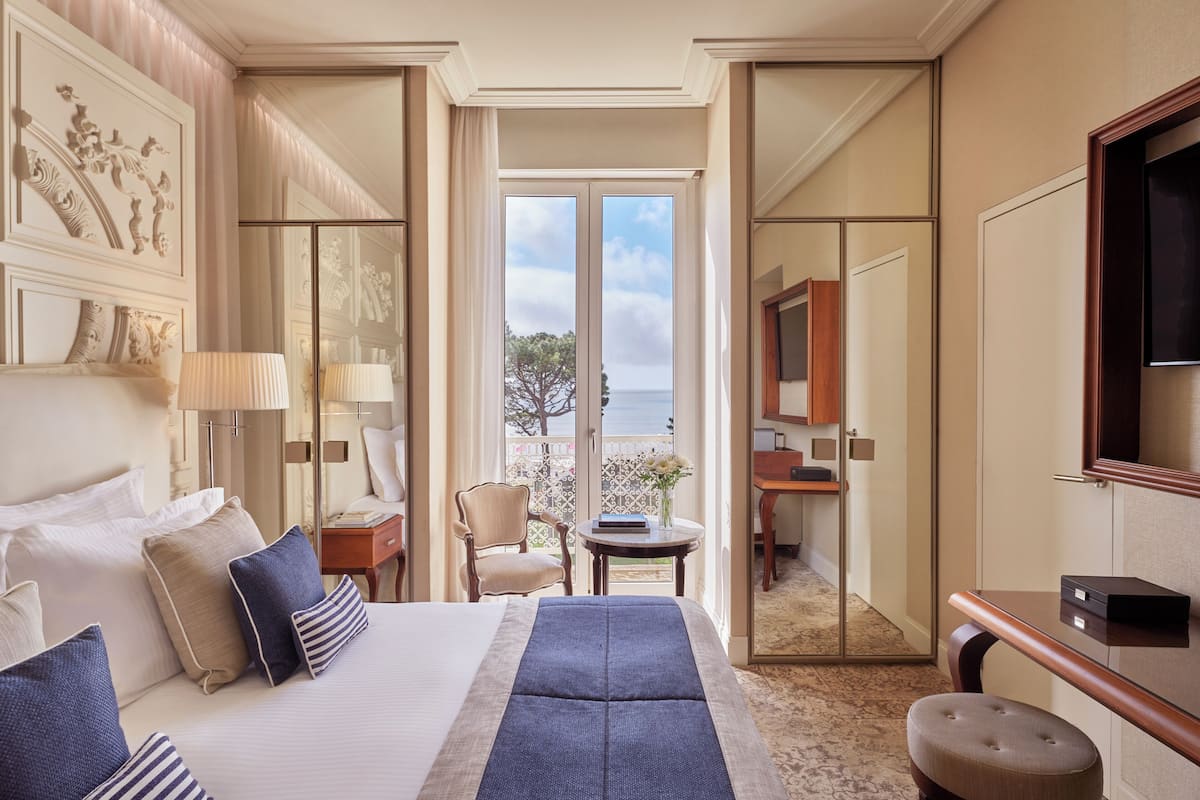 Minibar, coffres-forts dans les chambres, bureau, rideaux occultants