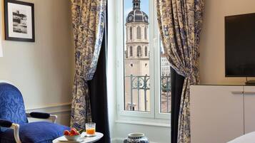 Superior kamer, 1 tweepersoonsbed, uitzicht op de stad | Luxe beddengoed, een minibar, een kluis op de kamer, een bureau