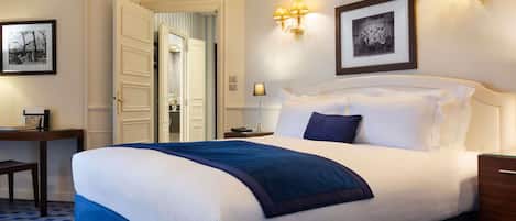 Junior Suite, 1 Double Bed, City View (Circular) | Premium bedding, minibar, in-room safe, desk