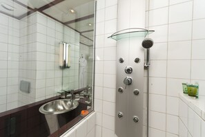 Klassieke kamer, 1 eenpersoonsbed, uitzicht op de stad | Badkamer |  milieuvriendelijk toiletgerief, een haardroger, badjassen, pantoffels