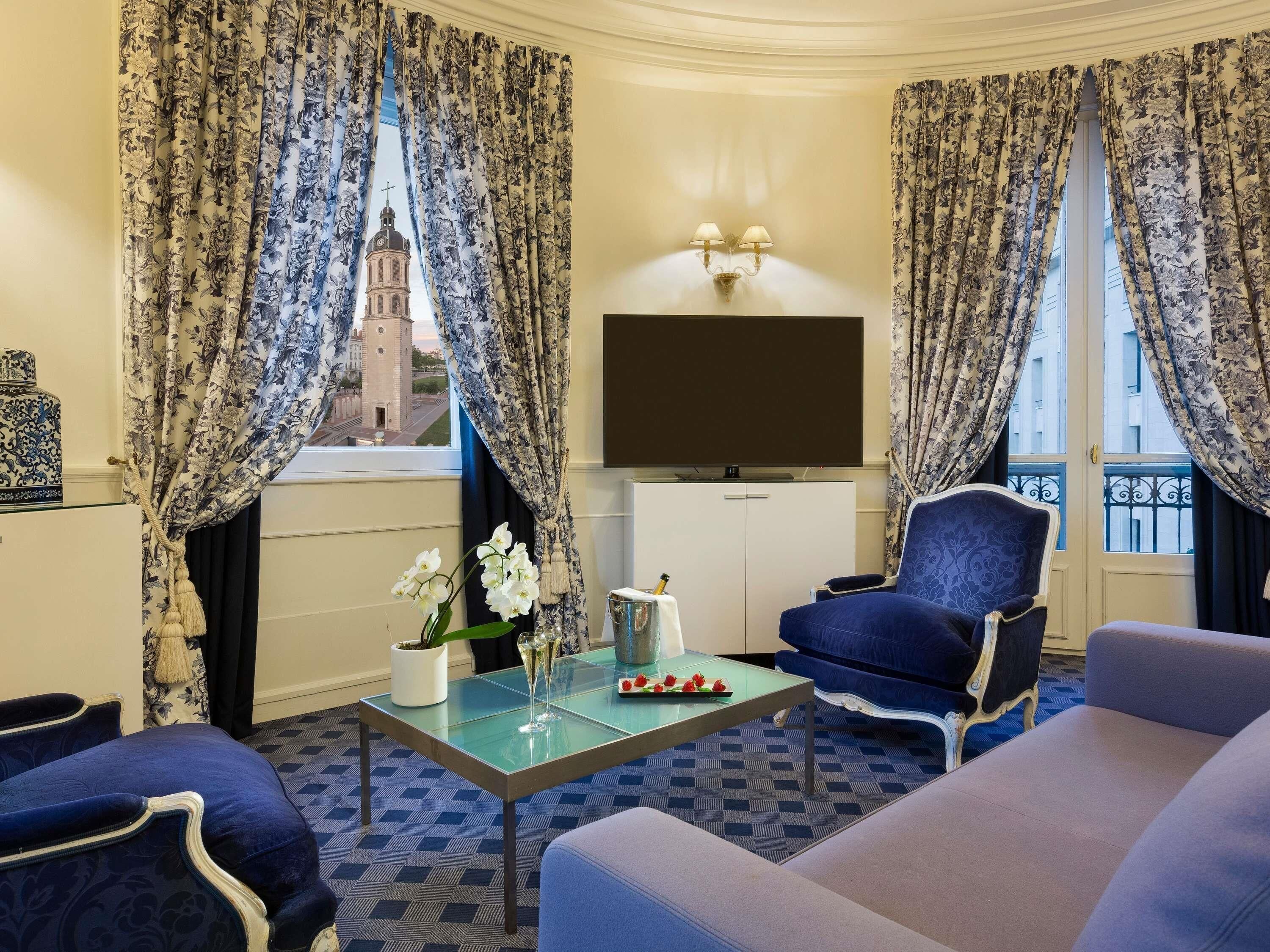 Suite – junior, 1 dobbeltseng, byutsikt (Circular) | Sengetøy av topp kvalitet, minibar, safe på rommet og skrivebord