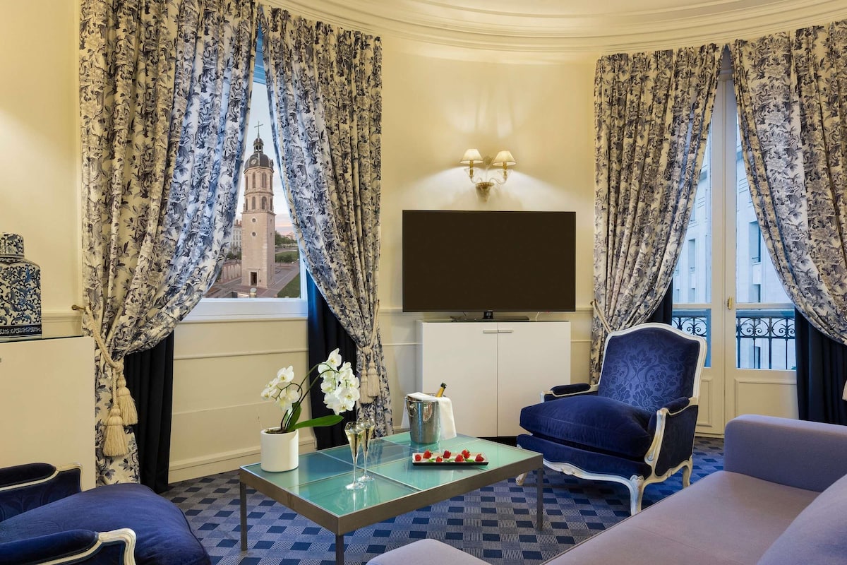 Junior Suite, 1 Double Bed, City View (Circular)