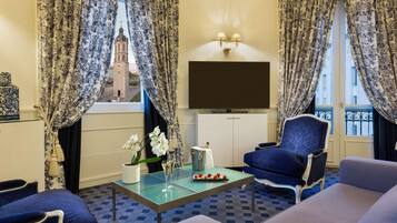 Junior suite, 1 tweepersoonsbed, uitzicht op stad (Circular) | Luxe beddengoed, een minibar, een kluis op de kamer, een bureau