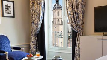 Habitación superior, 1 cama doble, vistas a la ciudad | Ropa de cama de alta calidad, minibar, caja fuerte y escritorio