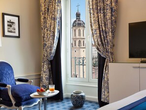 أغطية فراش متميزة وميني بار وخزنة داخل الغرفة ومكتب