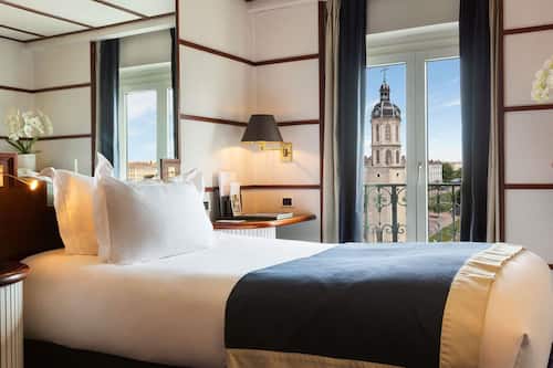 Klassieke kamer, 1 eenpersoonsbed, uitzicht op de stad | Luxe beddengoed, een minibar, een kluis op de kamer, een bureau
