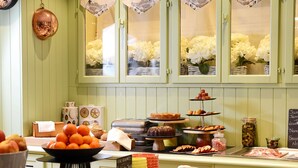 Un buffet proposant une variété de plats, notamment des fruits, des fromages et des pâtisseries.