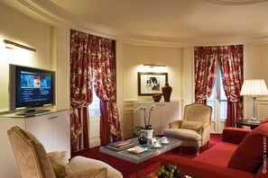 Junior Suite, 1 Double Bed, City View (Circular) | Premium bedding, minibar, in-room safe, desk