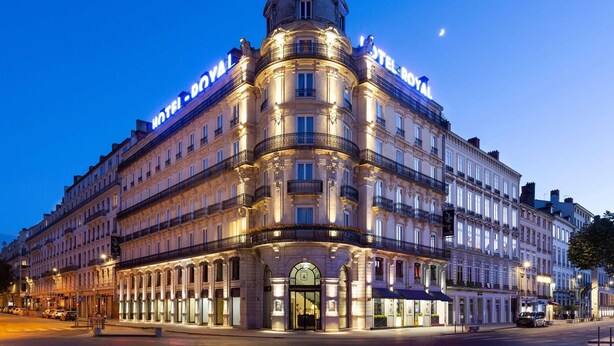 Un hôtel historique qui se distingue par son entrée en angle remarquable, ses nombreux balcons et son architecture européenne classique.