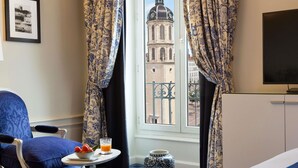 Chambre Supérieure, 1 lit double, vue ville | Literie de qualité supérieure, minibar, coffres-forts dans les chambres