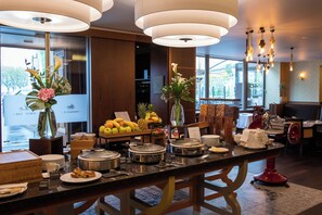 Daily buffet breakfast (CHF 39 per person)