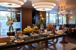 Daily buffet breakfast (CHF 39 per person)