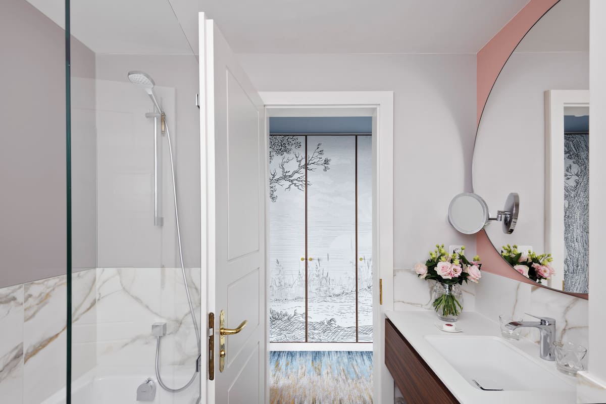 executive room, lake view | bathroom | combined shower/bathtub, free toiletries, hair dryer, bathrobes