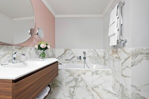 Junior Suite, Lake View | Bathroom | Combined shower/tub, free toiletries, hair dryer, bathrobes - Hotel Angleterre (Lausanne)