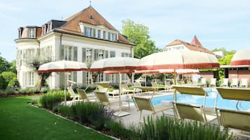 Außenpool (je nach Saison geöffnet), Sonnenschirme, Liegestühle